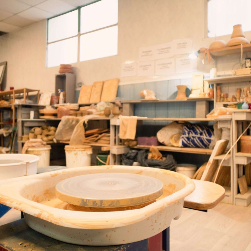 Tours de poterie dans l'atelier ZAB pendant le stage, les cours ou la formation autour de la céramique avec une céramiste à Béziers