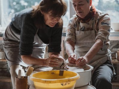 Apprentissage pendant la formation céramique avec une céramiste vers Auch