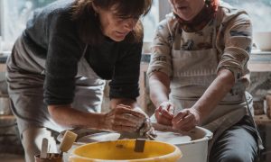 Apprentissage pendant la formation céramique avec une céramiste vers Auch