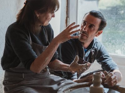 Apprentissage pendant la formation céramique avec une céramiste dans le Gers