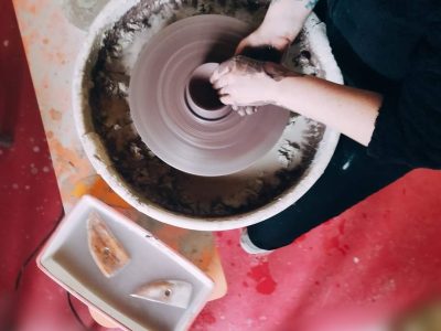 Apprentissage sur tours de poterie pendant la formation céramique en Normandie