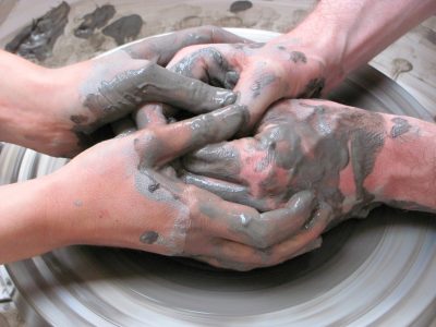 Apprentissage du tournage céramique pendant la formation avec une céramiste vers Angoulême en Charente