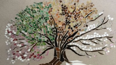 Mosaïque en forme de d'arbre pendant le stage avec une mosaïste dans l'atelier de Rozenn à Albi