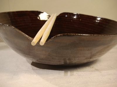 Assiette et baguettes pendant la formation poterie et céramique à dans l'Aude à Bize Minervois