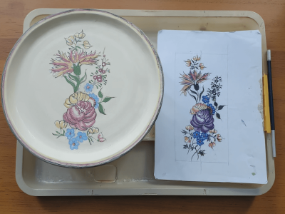 Assiette et dessin pendant la formation décoration céramique en Catalogne