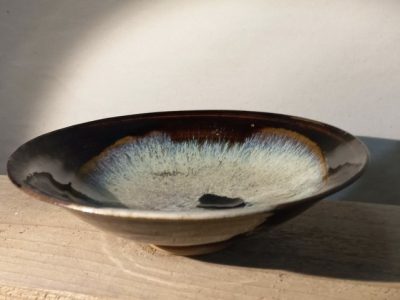 Assiette pendant la formation céramique et poterie à Bize Minervois en Occitanie