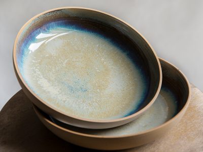 Assiettes de potier céramiste pendant la formation en Charente