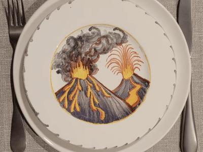 Assiette pendant la formation décoration céramique en Occitanie