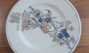 Assiette pendant la formation décoration céramique vers Perpignan