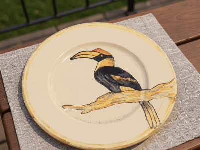 Assiette pendant la formation décoration céramique dans les Pyrénées Orientales