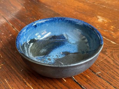 Assiette à soupe de Lucie pendant la formation céramique et poterie avec une céramiste vers Mâcon