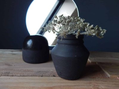 Assiettes et vases de Mariatou pendant la formation ou les cours céramique à Lille dans le Nord