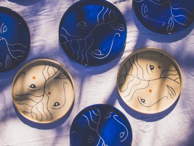 Assiettes faites par la céramiste Anaïs Dezarnaud, qui dispense une formation céramique et poterie à Sète