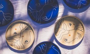 Assiettes faites par la céramiste Anaïs Dezarnaud, qui dispense une formation céramique et poterie à Sète