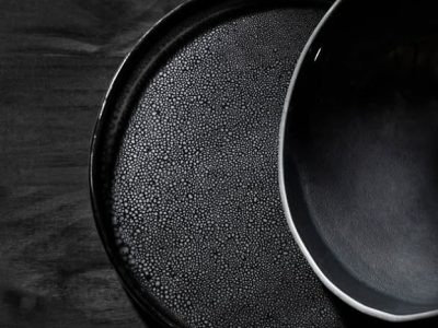 Assiettes de céramiste pendant la formation céramique à Pau