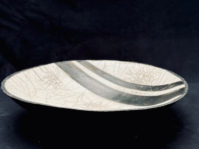 Assiette de Lucie pendant la formation céramique et poterie avec une céramiste vers Mâcon