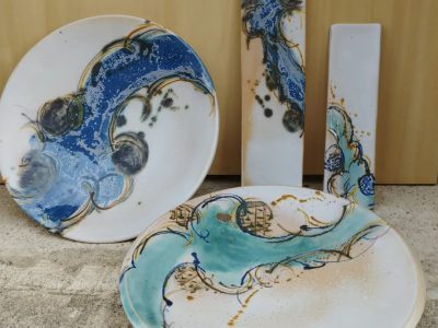 Assiettes de Jocelyne pendant la formation céramiste en Gironde