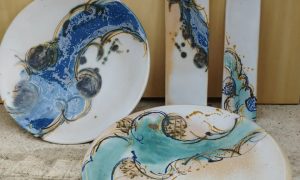 Assiettes de Jocelyne pendant la formation céramiste en Gironde