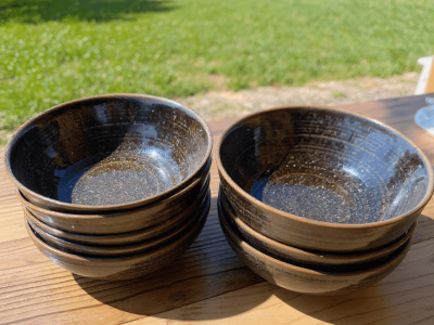 Assiettes pendant la formation poterie et céramique en Dordogne