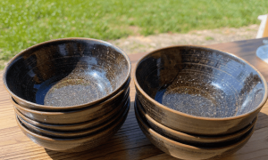 Assiettes pendant la formation poterie et céramique en Dordogne