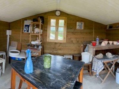 Intérieur d'un atelier de céramiste pendant la formation à Périgueux