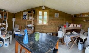 Intérieur d'un atelier de céramiste pendant la formation à Périgueux