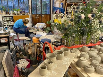 Atelier de céramiste pendant la formation céramique à Paris en Ile-de-France
