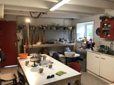 Atelier de céramiste pendant la formation céramique en Gironde