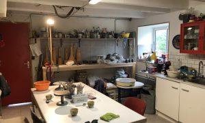 Atelier de céramiste pendant la formation céramique en Gironde