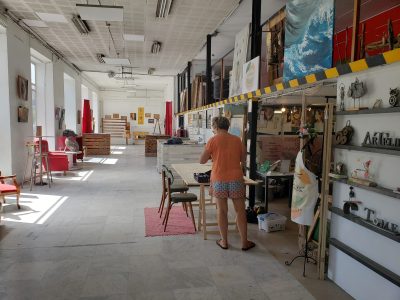 Atelier de céramiste pendant la formation céramique à Tarbes en Occitanie