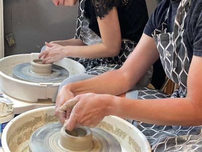 Atelier de céramiste pendant la formation céramique ou les cours à Lille
