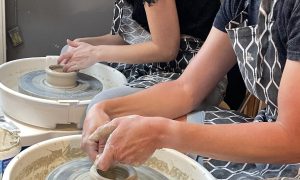 Atelier de céramiste pendant la formation céramique ou les cours à Lille