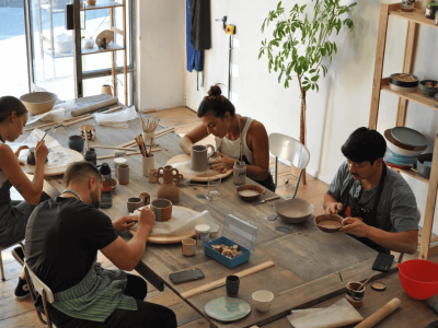 Atelier de céramiste à Marseille avec des stagiaires dans lequel se passe la formation