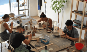 Atelier de céramiste à Marseille avec des stagiaires dans lequel se passe la formation