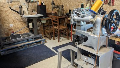 Machines de tous les âges dans l'atelier de cordonnier pendant le stage de cordonnerie