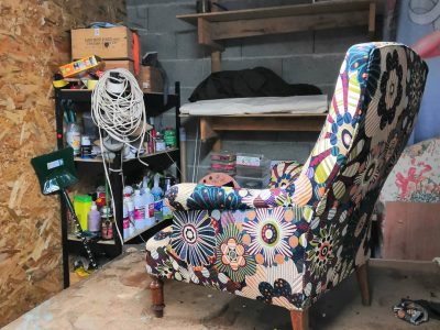 Atelier avec un fauteuil en cours de restauration pendant la formation tapissier d'ameublement à Toulouse