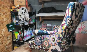Atelier avec un fauteuil en cours de restauration pendant la formation tapissier d'ameublement à Toulouse