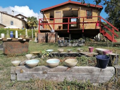 Atelier pendant la formation céramique avec une céramiste vers Périgueux