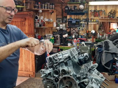 Stagiaire dans l'atelier pendant la formation mécanique moto