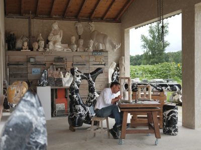 David dans son atelier, pendant la formation tailleur de pierre vers Toulouse