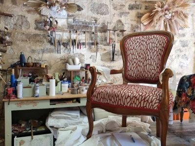 Atelier de la formation en tapisserie d'ameublement à La Caunette près de Minerve