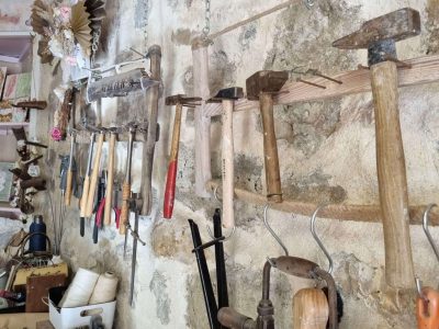 Outils de tapissier de la formation en tapisserie d'ameublement dans le Minervois près de Narbonne