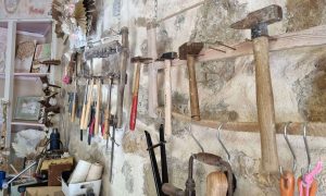 Outils de tapissier de la formation en tapisserie d'ameublement dans le Minervois près de Narbonne