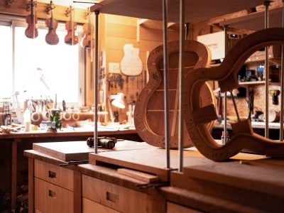 Atelier de luthier pendant la formation lutherie vers Toulouse