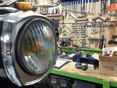 Stage dans l'atelier pendant la formation mécanique moto