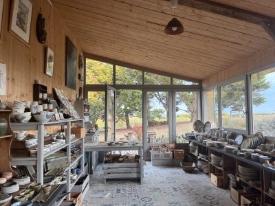 Atelier de potier pendant la formation poterie dans le Gers