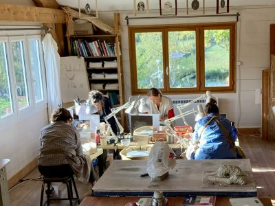 Atelier avec stagiaires au cours de la formation tournage céramique et poterie avec une céramiste dans le Gard vers Montpellier