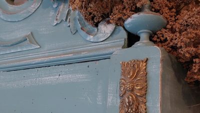 Armoire pendant l'atelier et le stage de rénovation et de restauration de meubles avec dorure vers Bordeaux