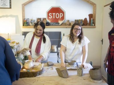 Stagiaires dans l'atelier de céramiste au cours de la formation céramique en Normandie