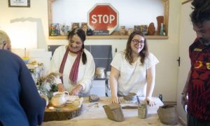 Stagiaires dans l'atelier de céramiste au cours de la formation céramique en Normandie